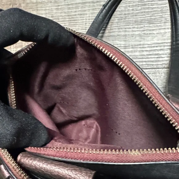 Coach Stanton Carryall 26 in metallic pebbled leather. - Picture 14 of 15